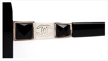 Gọng kính Chanel 5289 vuông được khắc logo thương hiệu tinh xảo